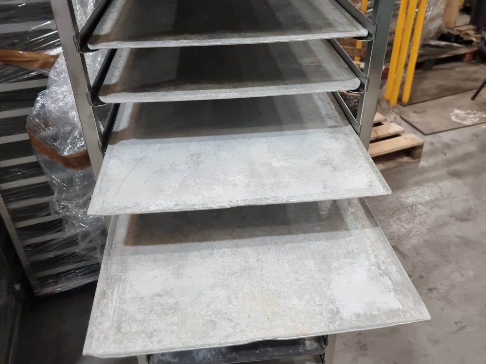 bakeware equipment cleaning